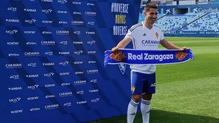 Toni Moya posa con una bufanda del Real Zaragoza en su presentaci&oacute;n