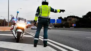 guardia civil controlando el tr&aacute;fico