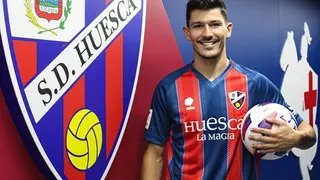Loureiro posa con la vestimenta del Huesca