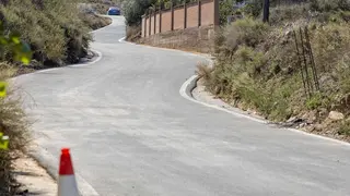 Tramo reci&eacute;n asfaltado en el Camino de la Fuente de la Junquera