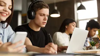 Grupo de estudiantes en una biblioteca 
