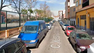 Los Bomberos de Zaragoza han tenido que intervenir esta noche en los incendios provocados de ocho contenedores en la calle Vicente Ferrer,