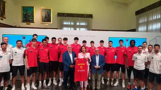 Jugadores y cuerpo t&eacute;cnico de la selecci&oacute;n espa&ntilde;ola de baloncesto U16 junto a Natalia Chueca, F&eacute;lix Brocate y Jos&eacute; Miguel Sierra