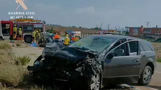 El ocupante de un veh&iacute;culo ha muerto y los agentes han tenido que rescatar a otra persona "muy grave" del segundo | Foto: Guardia Civil