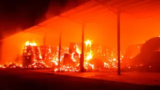 El aviso se recibi&oacute; a las 23.24 horas y los bomberos tuvieron que evacuar a una persona que hab&iacute;a quedado atrapada en el interior de una de las naves. 