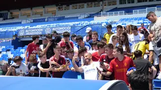 Enrich se hace selfies en la grada con la afici&oacute;n