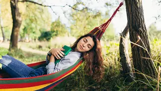 chica descansando en una hamaca the conversation