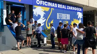 La afici&oacute;n ha acudido a las oficinas blanquillas para cambiar su localidad o comprar las localidades libres de los socios que no renovaron.