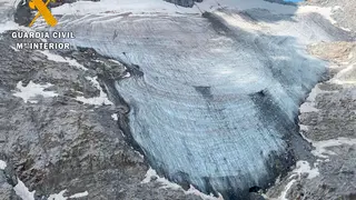 La Guardia Civil alerta de lo complicada que puede ser la progresi&oacute;n por el Glaciar del Aneto, incluso para personal con experiencia.