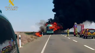 En el interior hab&iacute;a unas 50 personas m&aacute;s el conductor, todas ellas ilesas | Foto: Guardia Civil