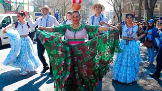 Paraguayos con sus trajes tradicionales