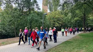 Gente andando por el Parque Grande