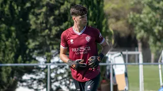 El portero ha desgranado la importancia que esta recibiendo durante este verano la posesi&oacute;n y el tener el bal&oacute;n. Fotograf&iacute;a: S.D. Huesca.