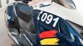 Aprovech&oacute; que la ventanilla del lado del conductor se encontraba bajada para sustraer al descuido una ri&ntilde;onera de la v&iacute;ctima