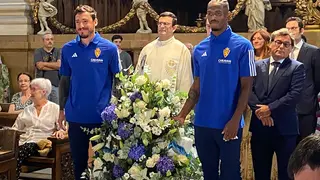 Han sido los dos primeros capitanes, Cristian &Aacute;lvarez y Jair Amador, los encargados de llevar hasta los pies de la Virgen el centro floral de la ofrenda.