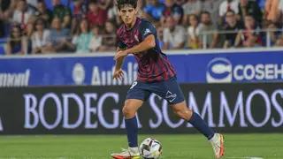La S.D. Huesca ha hecho oficial este viernes que el central Hugo Anglada jugar&aacute; la pr&oacute;xima temporada cedido en el CF Talavera, de Segunda RFEF. Fotograf&iacute;a: S.D. Huesca.
