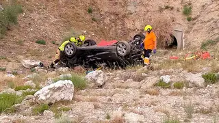 As&iacute; ha quedado el veh&iacute;culo tras el accidente en la entrada de Zaragoza. Foto: Bomberos de Zaragoza