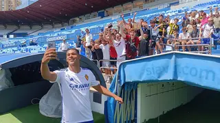 Mouri&ntilde;o se hace una foto con un grupo de aficionados