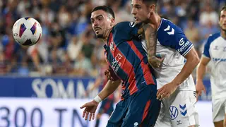 Joaqu&iacute;n pelea un bal&oacute;n ante el Tenerife