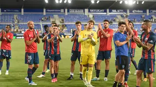 Jugadores del Huesca van hacia la grada