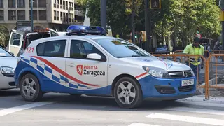 Conduce bebido y termina chocando contra unos coches aparcados en Las Fuentes