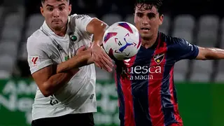 Javi Mart&iacute;nez pelea ante el Racing