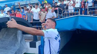 Manu Vallejo se fotograf&iacute;a con los aficionados
