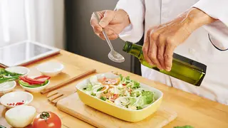 A&ntilde;adir aceite en ensalada