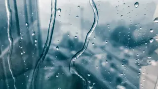Cristal con gotas de agua