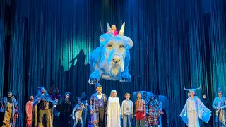 A lomos del drag&oacute;n F&uacute;jur y como si fuera una actriz m&aacute;s del reparto, ha hecho una aparici&oacute;n &eacute;pica Natalia Chueca en el Teatro Principal.