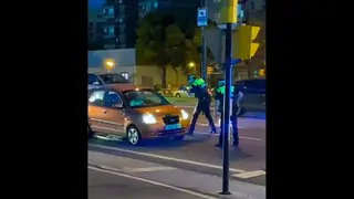 El conductor se encerr&oacute; en el veh&iacute;culo, desoyendo las indicaciones de los agentes