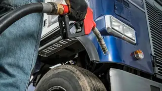 Transportista repostando 