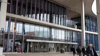 El hombre era polic&iacute;a local y trabajaba como entrenador en el polideportivo