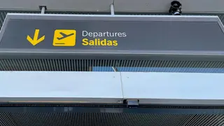 Alrededor de 50 pasajeros se quedaron en tierra por falta de espacio en el avi&oacute;n que parti&oacute; a las 23.00 horas