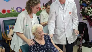 Isabel ha sido la primera usuaria de la residencia Antonio Saura del Actur en vacunarse este lunes
