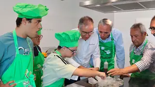 Han cocinado una tapa de pepino relleno de tartar de trucha del Pirineo y una lubina con alpicoz y alga wakame