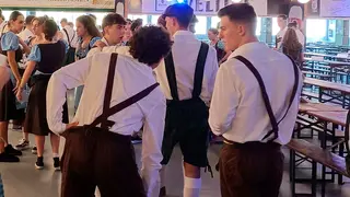 Los camareros de la Oktoberfest vestidos de alemanes