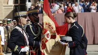 La dama cadete Borb&oacute;n Ortiz, ha sido la primera en jurar la bandera, comenzado as&iacute; su carrera militar. Foto: &copy; Casa de S.M. el Rey 