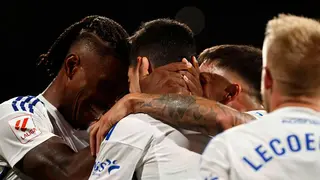 Jair se abraza en un gol con Grau