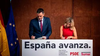 Pedro S&aacute;nchez y Yolanda D&iacute;az firmando el acuerdo