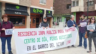 Asociaciones de vecinos del Actur se han manifestado para exigir una residencia, centro de d&iacute;a y pisos p&uacute;blicos.