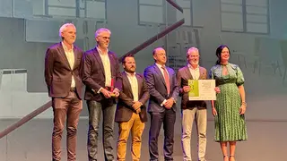 El director de Sostenibilidad, Econom&iacute;a Circular y Relaciones Institucionales de Itesal, Ren&eacute; Sanz, ha sido el encargado de entregar el premio a la "Mejor iniciativa de edificaci&oacute;n sostenible y/o saludable de Arag&oacute;n&rdquo; al Edificio R+D+I Saica en el Burgo de Ebro 