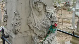 Escultura en una de las l&aacute;pidas curiosidades cementerio Torrero