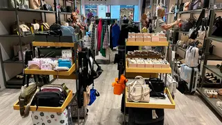 Una tienda de ropa en Zaragoza con gente
