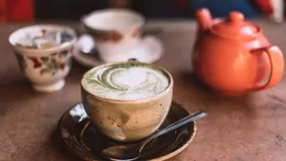 tazas de te matcha y una tetera