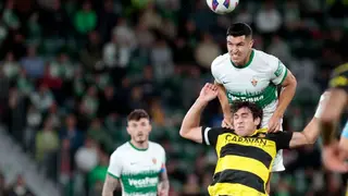 Az&oacute;n pelea un bal&oacute;n en el Elche - Real Zaragoza