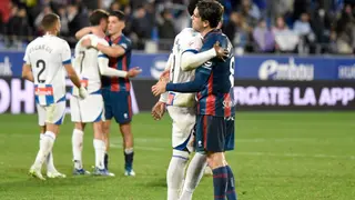 Javi Mart&iacute;nez se abraza tras el Huesca - Espanyol