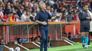 Fran Escrib&aacute; dirige un partido desde la banda