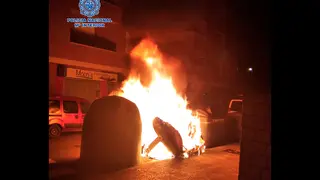 Foto de archivo de un contendor ardiendo. Foto: Polic&iacute;a Nacional