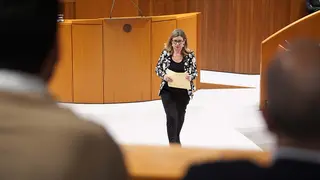 La consejera se ha reunido despu&eacute;s del Pleno con las familias. Foto: Cortes de Arag&oacute;n